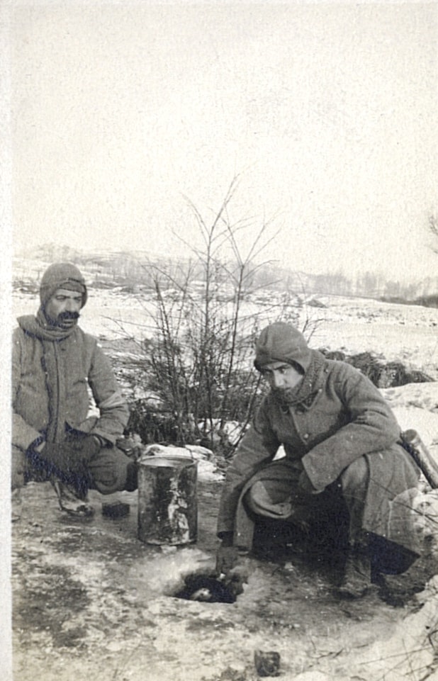 Corvée d’eau à une source gelée en Champagne, hiver 1917. Photographie de Georges Michaux. Archives nationales, 700AP/6/PA_180