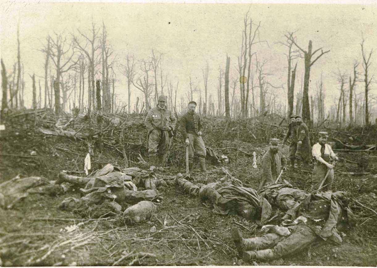 Soldats ramassant des cadavres à Bois-le-Prêtre (Meurthe-et-Moselle). Photographie carte postale d’Alfred Loustalot, 103e RI. Archives nationales, 700AP/5/PA_114