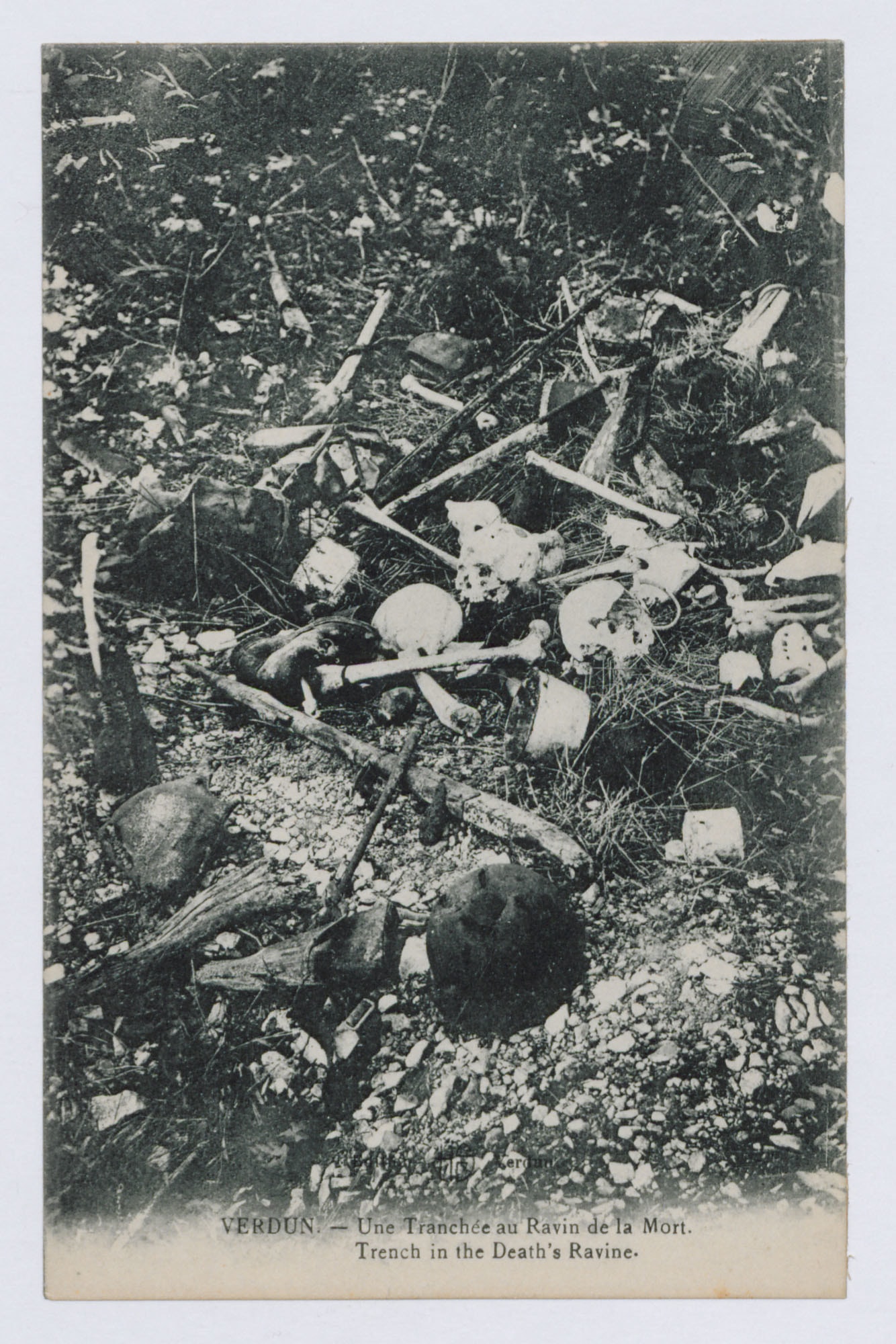 « Verdun. Une tranchée au ravin de la mort ». Carte postale photographique. Vers 1919. Archives nationales, 700AP/3/PA_067