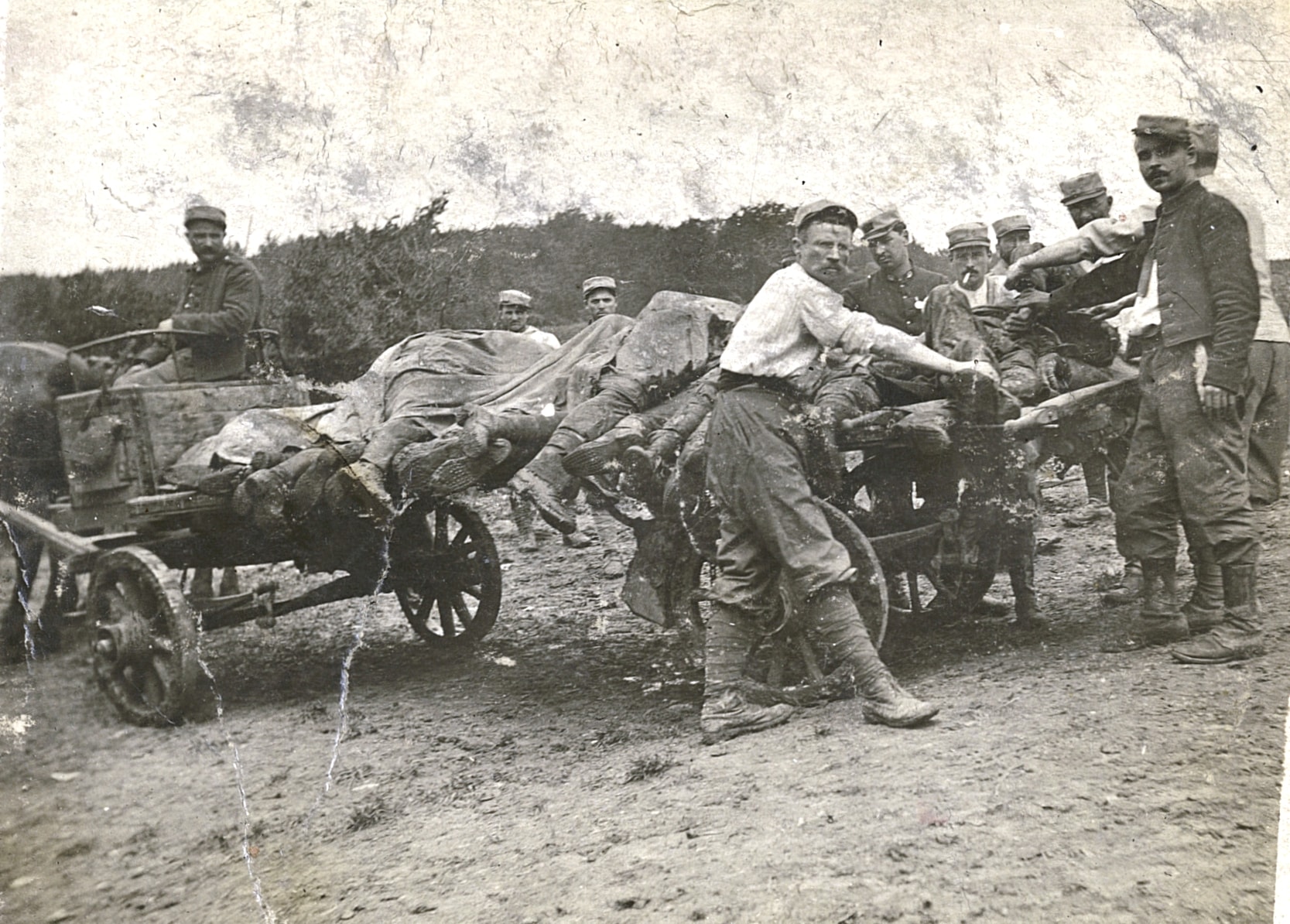 Enlèvement des morts sur charrettes. Photographie d’Henri Gravier, 11e RIC. Sans date. Archives nationales, 700AP/9/PA_218