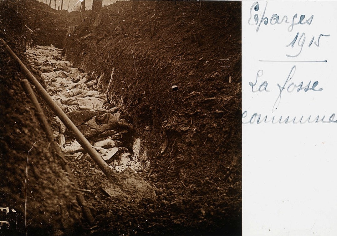Fosse commune aux Éparges (Meuse). Collection de plaques de verre stéréoscopiques sans nom. 1915. Archives nationales, 700AP/18/PI_037