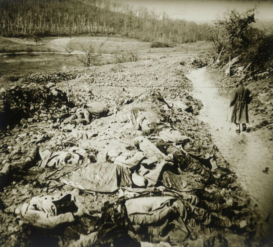 Soldat marchant le long de cadavres. Collection de plaques de verre stéréoscopiques de Maurice Brun, 89e RI. Sans date. Archives nationales, 700AP/14/PA_341/1