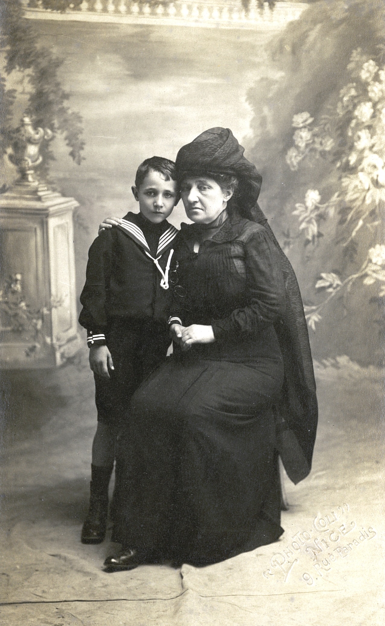 La veuve et le fils du caporal Paul Gironnay († 31 mai 1915), 228e RI. Photographie. Vers 1915. Archives nationales, 700AP/6/PA_181