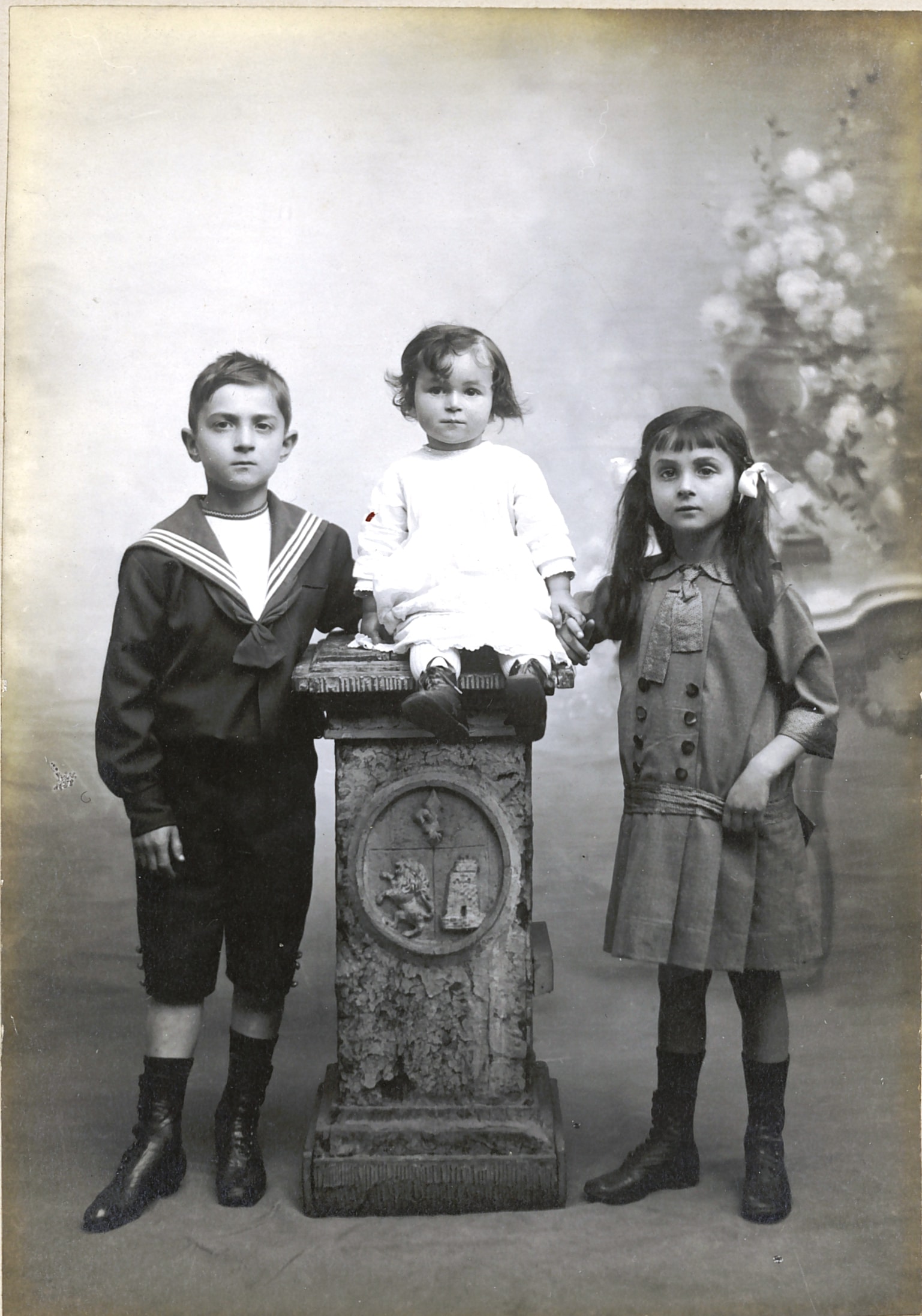 Les trois enfants du capitaine Georges Lucien Lamour, 73e RIT, disparu le 22 avril 1915. Photographie. Vers 1915. Archives nationales, 700AP/3/PA_025