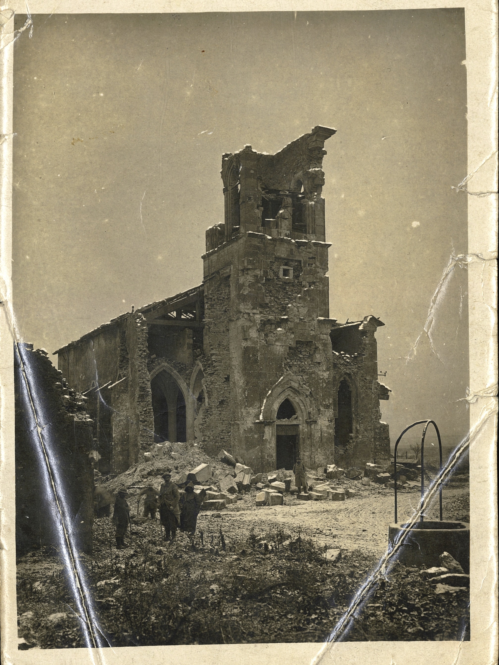 Église de Limey-Remenauville (Meurthe-et-Moselle) en ruines. Photographie d'Alfred Niolet, 369e RI. Sans date. Archives nationales, 700AP/5/PA_114