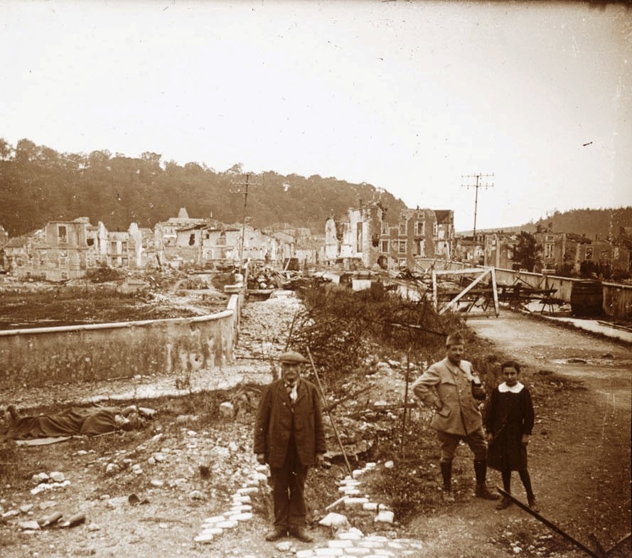 La ville de Saint-Mihiel (Meuse) en ruines. Collection de plaques de verre stéréoscopiques de Maurice Brun, 89e RI. Sans date. Archives nationales, 700AP/13/PA_341/1
