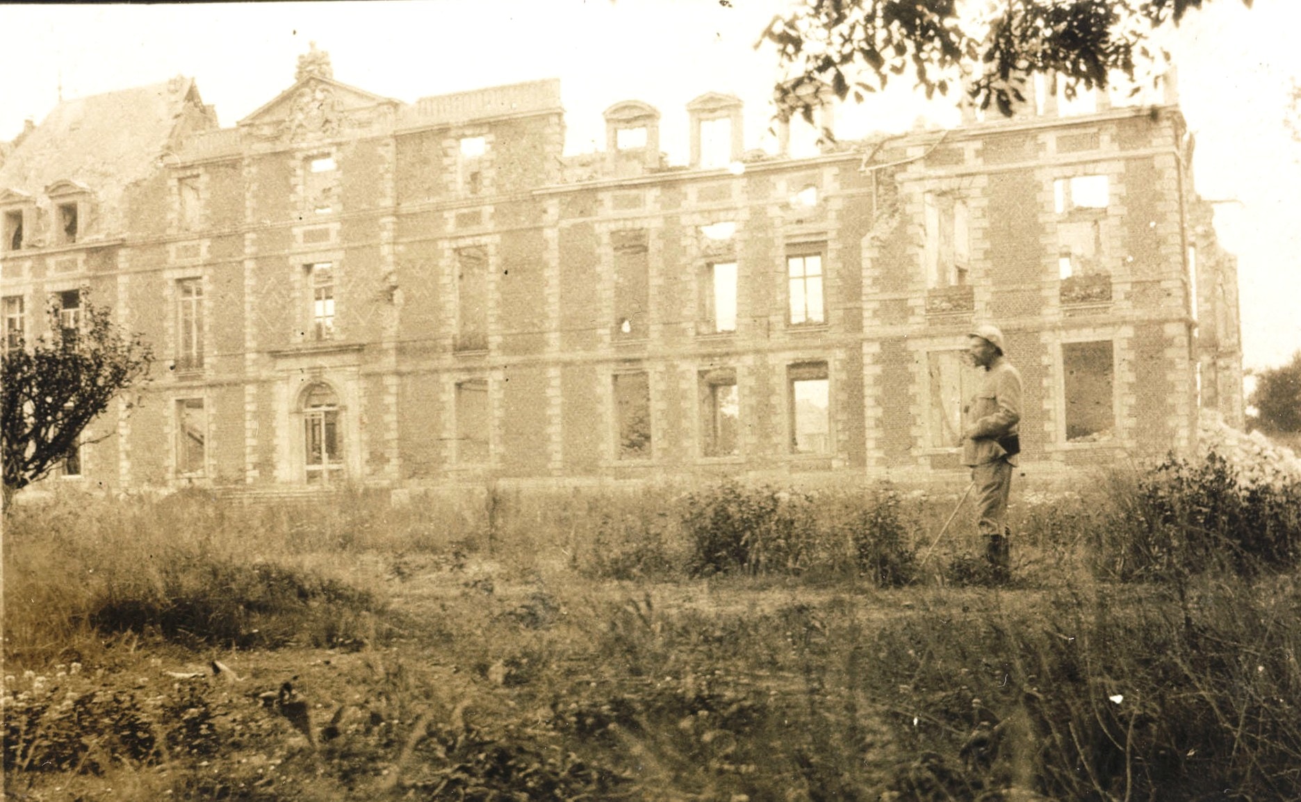 Ruines du château de Tilloloy (Somme). Photographie de Jules Jacquard, 404e RI. Archives nationales, 700AP/5/PA_127
