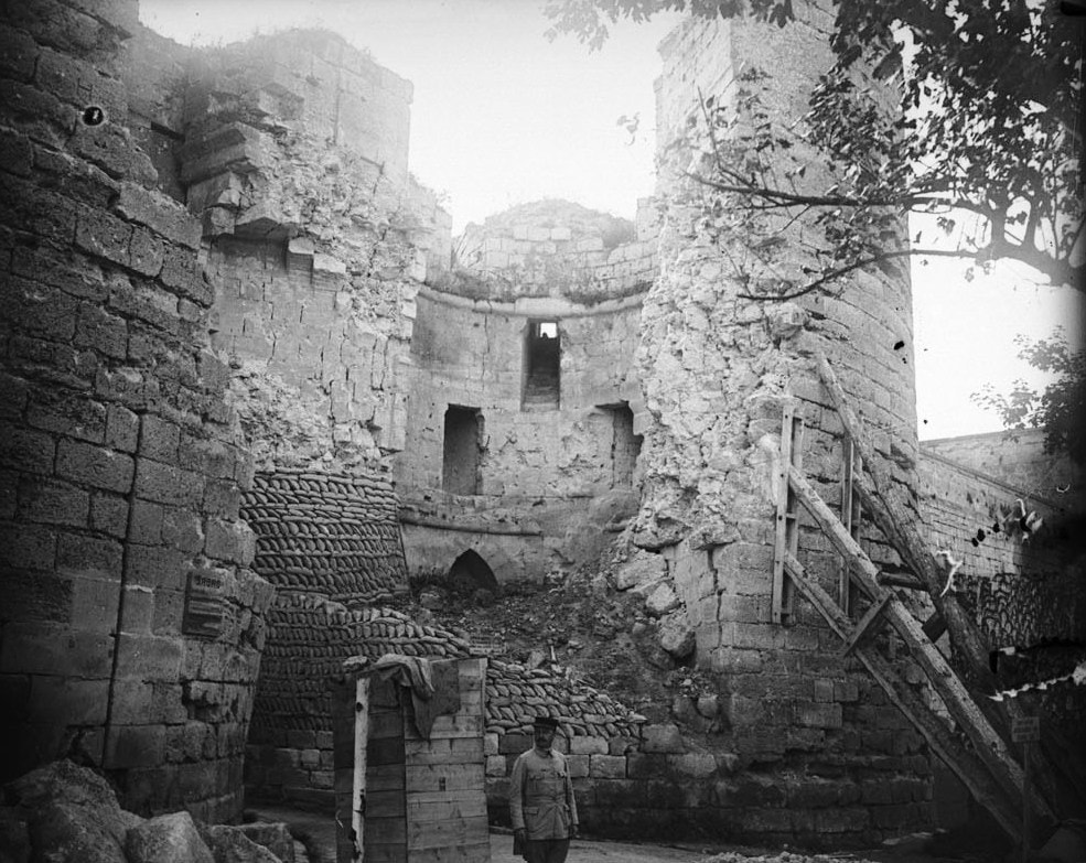 Château de Coucy (Aisne), détruit intentionnellement par les Allemands le 27 mars 1917. Photographie sur plaque de verre
du capitaine Henri de Gaudart d'Allaines, 74e RA. 1917. Archives nationales, 700AP/13/PA_315