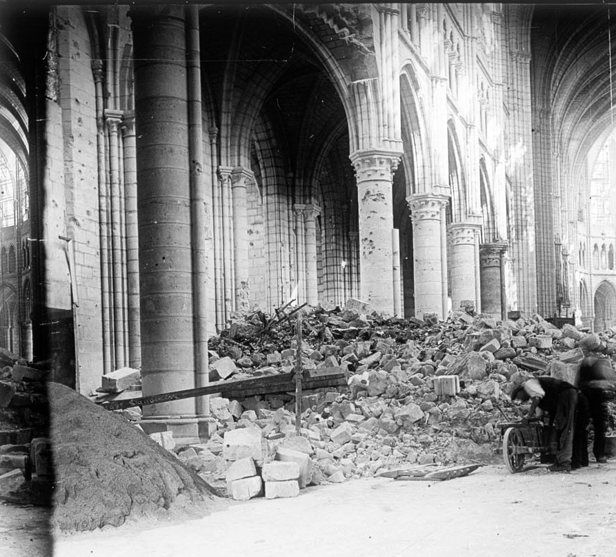 Intérieur de la cathédrale de Soissons (Aisne) bombardée le 23 septembre 1917. Photographie sur plaque de verre du capitaine
Henri de Gaudart d'Allaines, 74e RA. 1917. Archives nationales, 700AP/13/PA_315