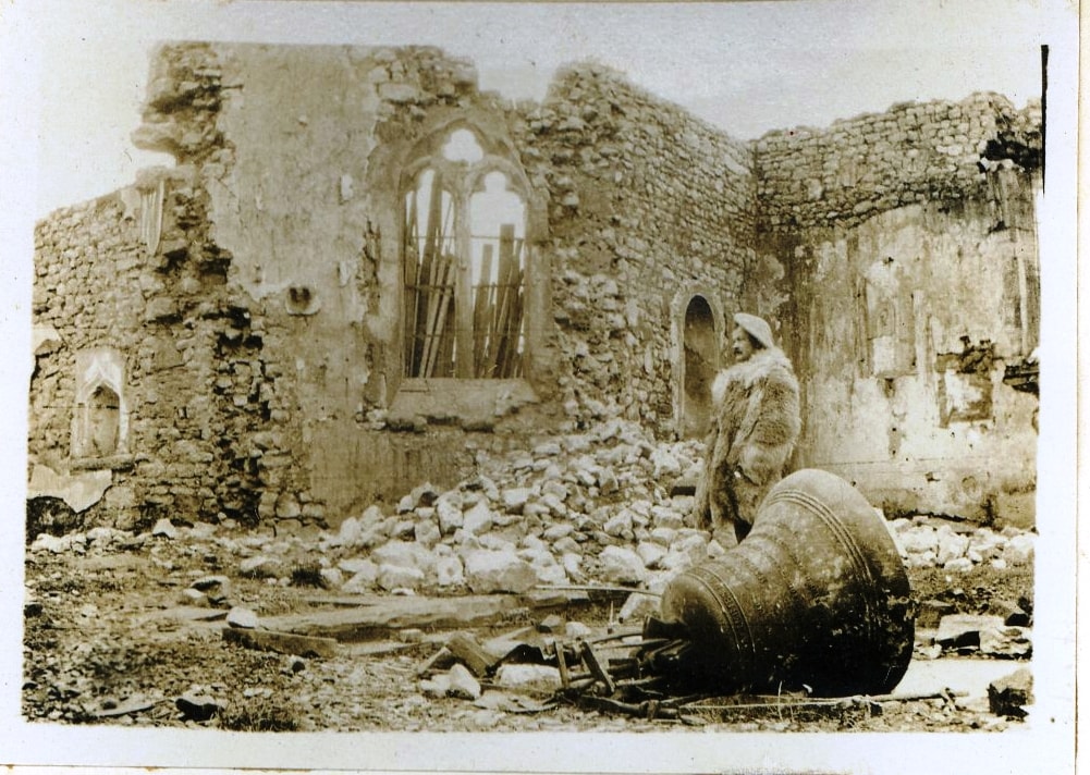 Intérieur d’une église de village en ruines, dans la Meuse. Album photographique d’Ennemond Trillat.1916. Archives nationales, 700AP/14/PA_334
