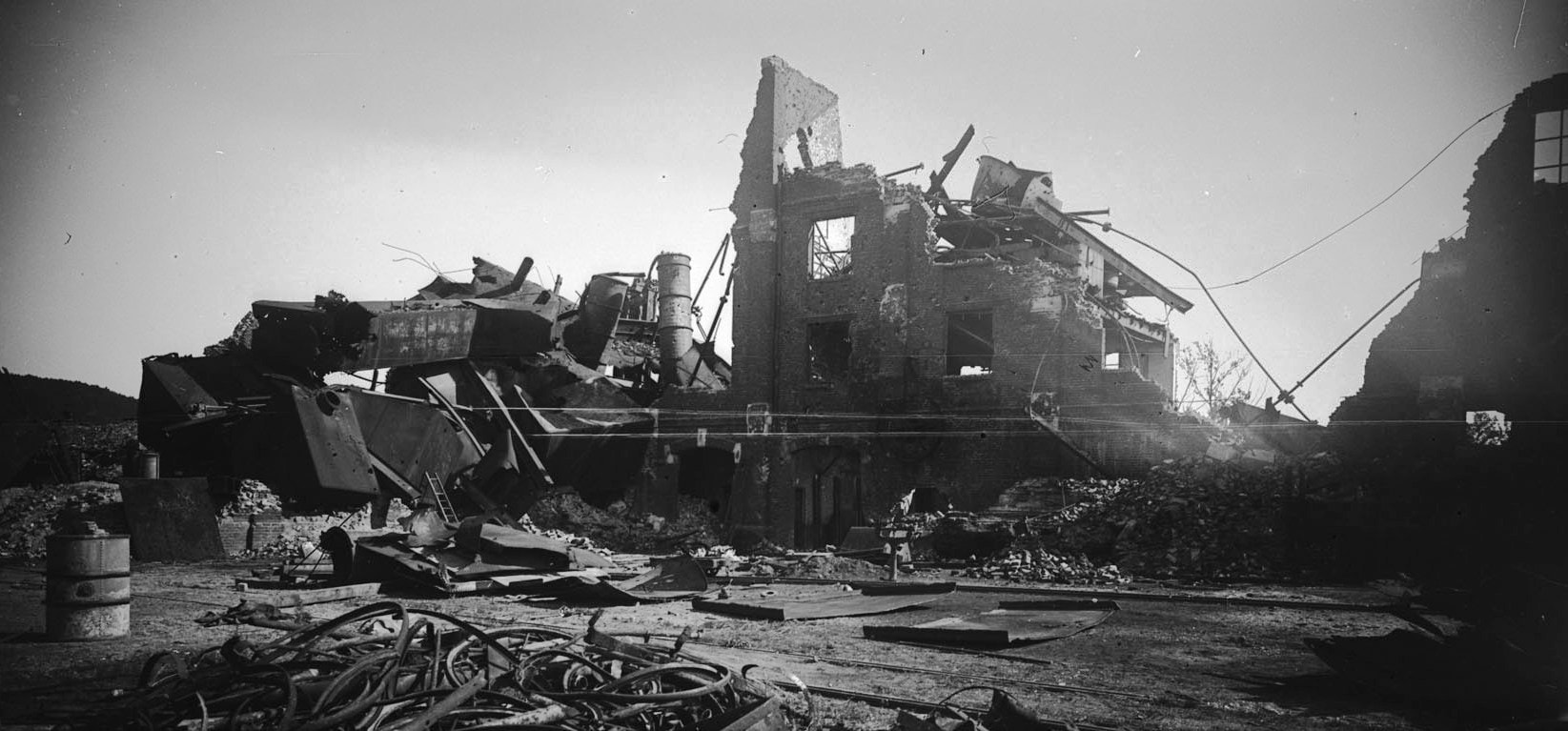Usine en ruines. Photographie sur plaque de verre du capitaine Henri de Gaudart d'Allaines, 74e RA. Sans date. Archives nationales, 700AP/13/PA_315