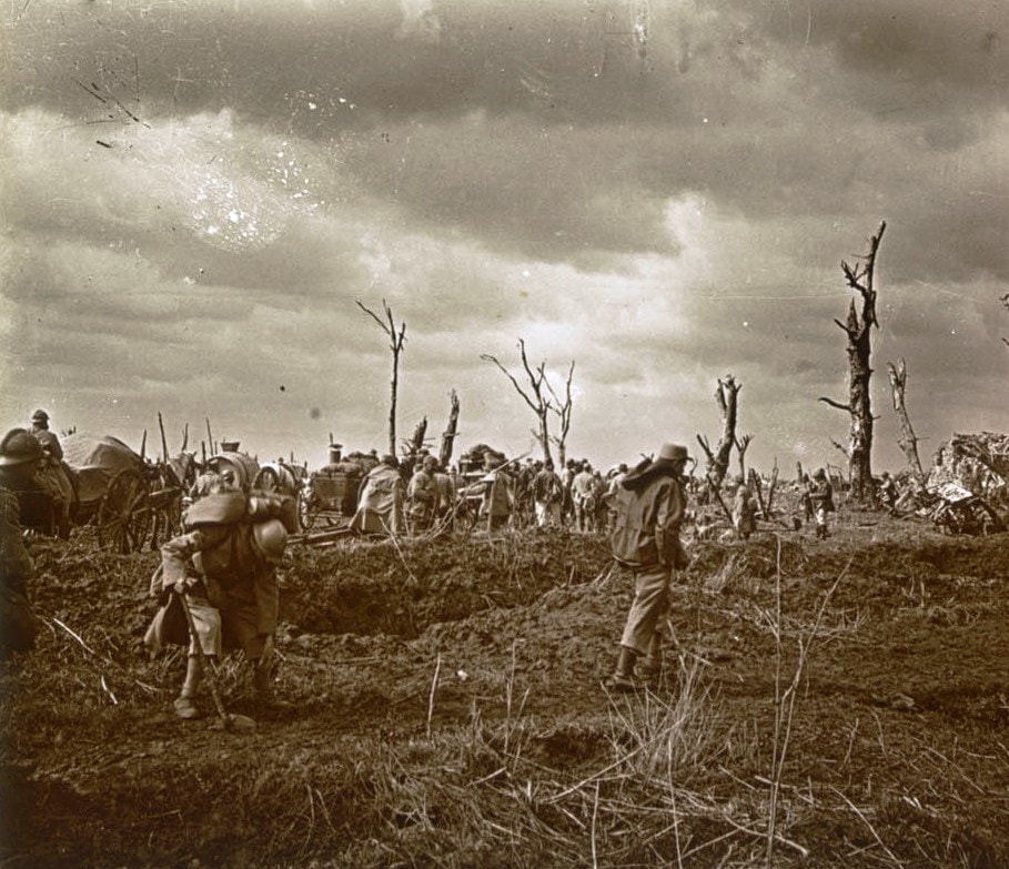 Soldats en marche dans paysage dévasté. Collection de plaques de verre stéréoscopiques de Maurice Brun, 89e RI. Sans date. Archives nationales, 700AP/13/PA_314