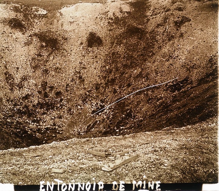 Trou enforme d’entonnoir provoqué par l’explosion d’une mine. Collection de plaques de verre stéréoscopiques, sans nom. Sans date. Archives nationales, 700AP/18/PI_037