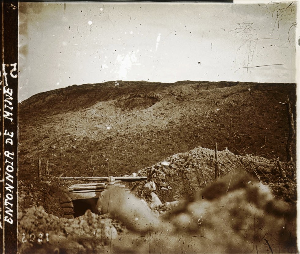 Cratère en forme d’entonnoir creusé par l’explosion d’une mine. Collection de plaques de verre stéréoscopiques de Maurice Brun, 89e RI. Sans date. Archives nationales, 700AP/13/PA_341/1