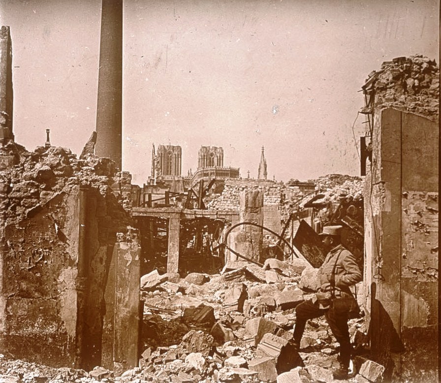 Reims (Marne), la rue des Marmousets en ruines. Collection de plaques de verre stéréoscopiques de Maurice Brun, 89e RI. Sans
date. Archives nationales, 700AP/13/PA_341/1