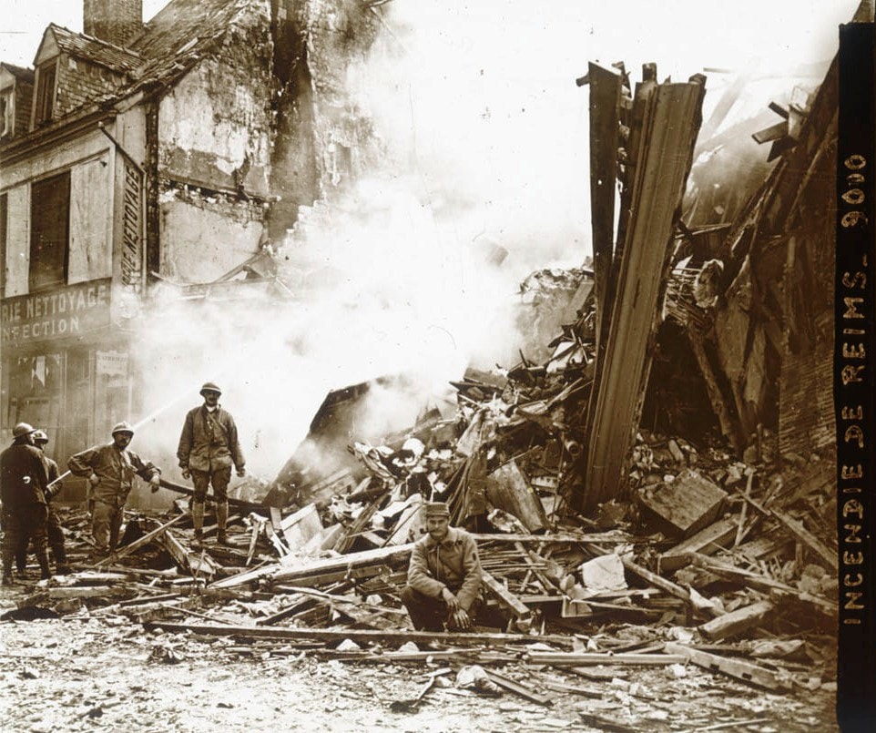 Incendie de Reims (Marne). Collection de plaques de verre stéréoscopiques, sans nom. Avril 1918. Archives nationales, 700AP/6/PA_154