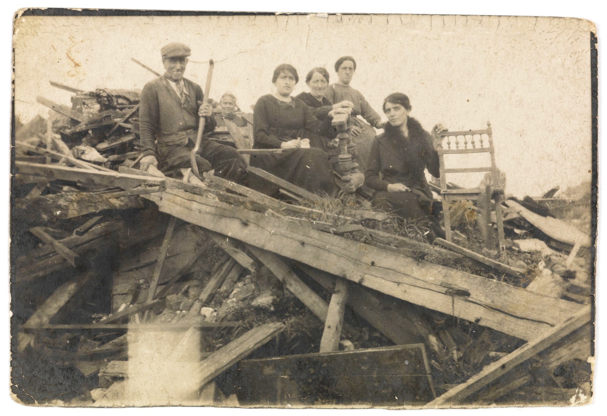 Famille sur sa maison en ruines. Photographie de Jules Jacquard, 404e RI. Sans date. Archives nationales, 700AP/5/PA_127