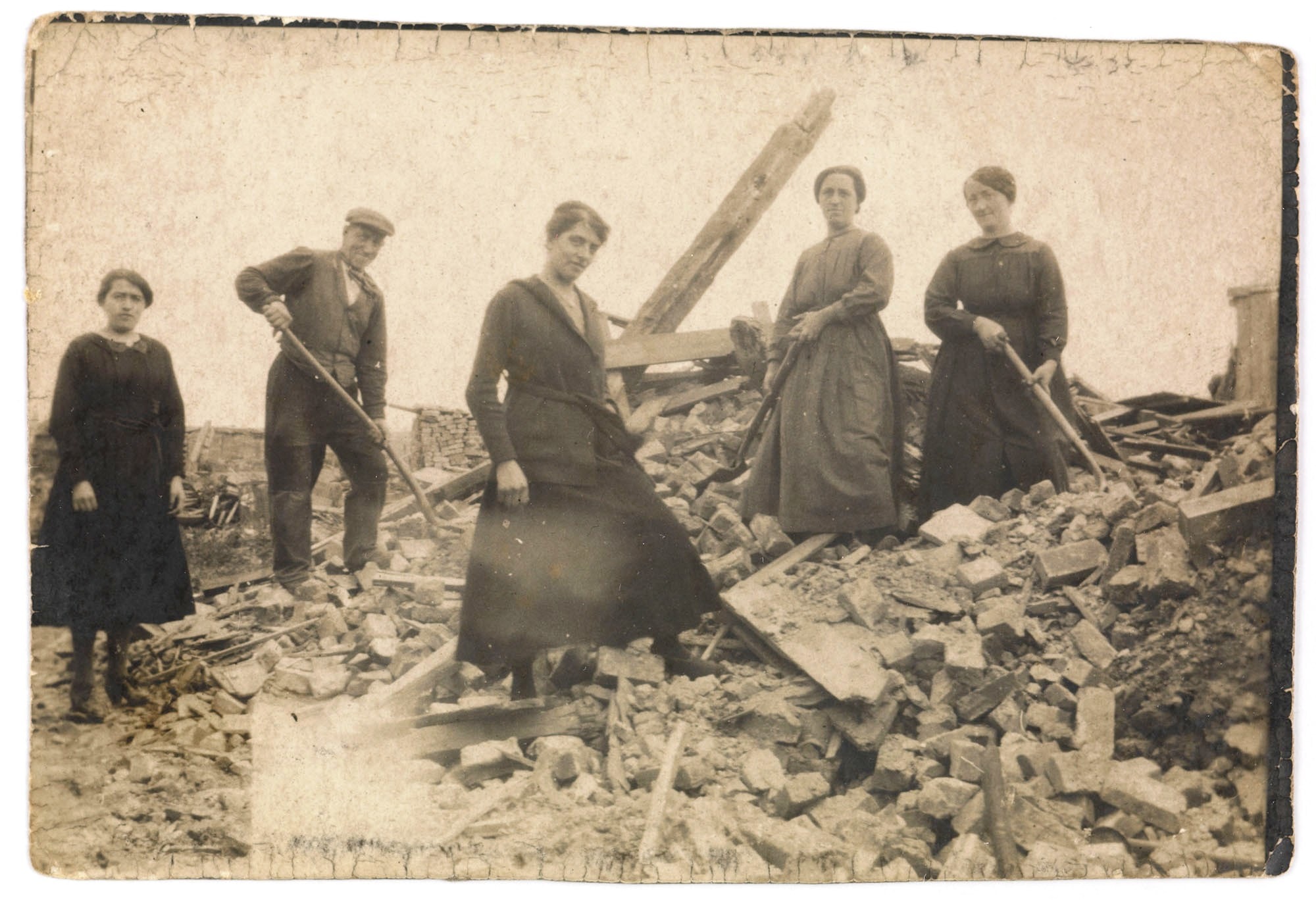 Famille sur sa maison en ruines. Photographie de Jules Jacquard, 404e RI. Sans date. Archives nationales, 700AP/5/PA_127