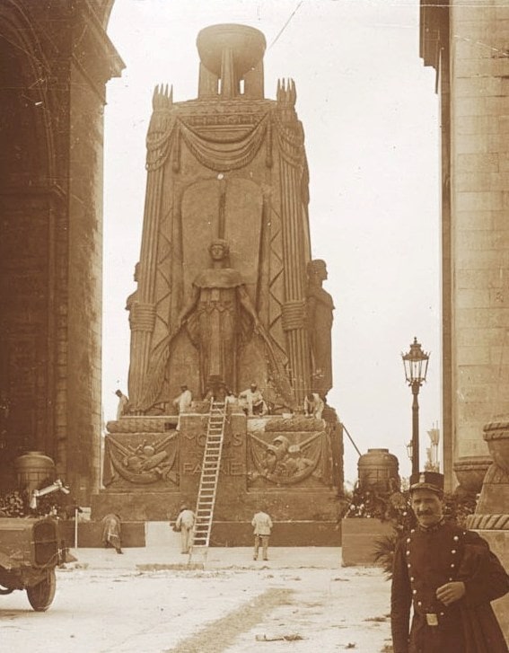 Cénotaphe de l’Arc de Triomphe, élevé pour le défilé la victoire du 14 juillet 1919. Collection de plaques de verre stéréoscopiques de Maurice Brun, 89e RI. Juillet 1919. Archives nationales, 700AP/13/PA_341/1