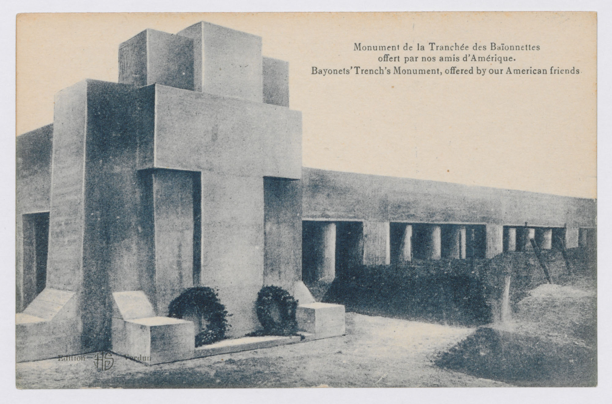 Projet de monument de la Tranchée des baïonnettes à Verdun (Meuse) à la mémoire de 21 soldats français du 137e RI morts par ensevelissement suite à un bombardement. Carte postale. Vers 1919. Archives nationales, 700AP/3/PA_067