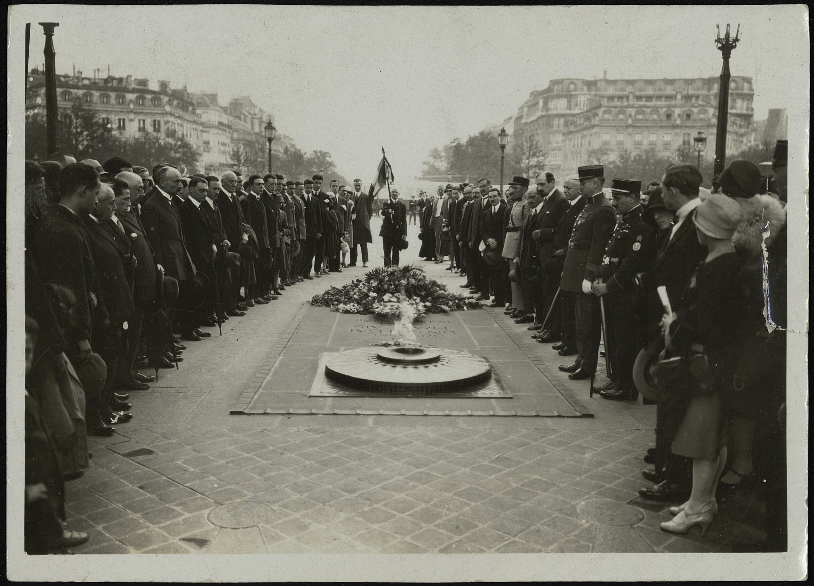 Le ravivage de la flamme au tombeau du soldat inconnu sous l’Arc de Triomphe à Paris. Photographie de Georges Michaux. Sans date (vers 1925). Archives nationales, 700AP/6/PA_180
