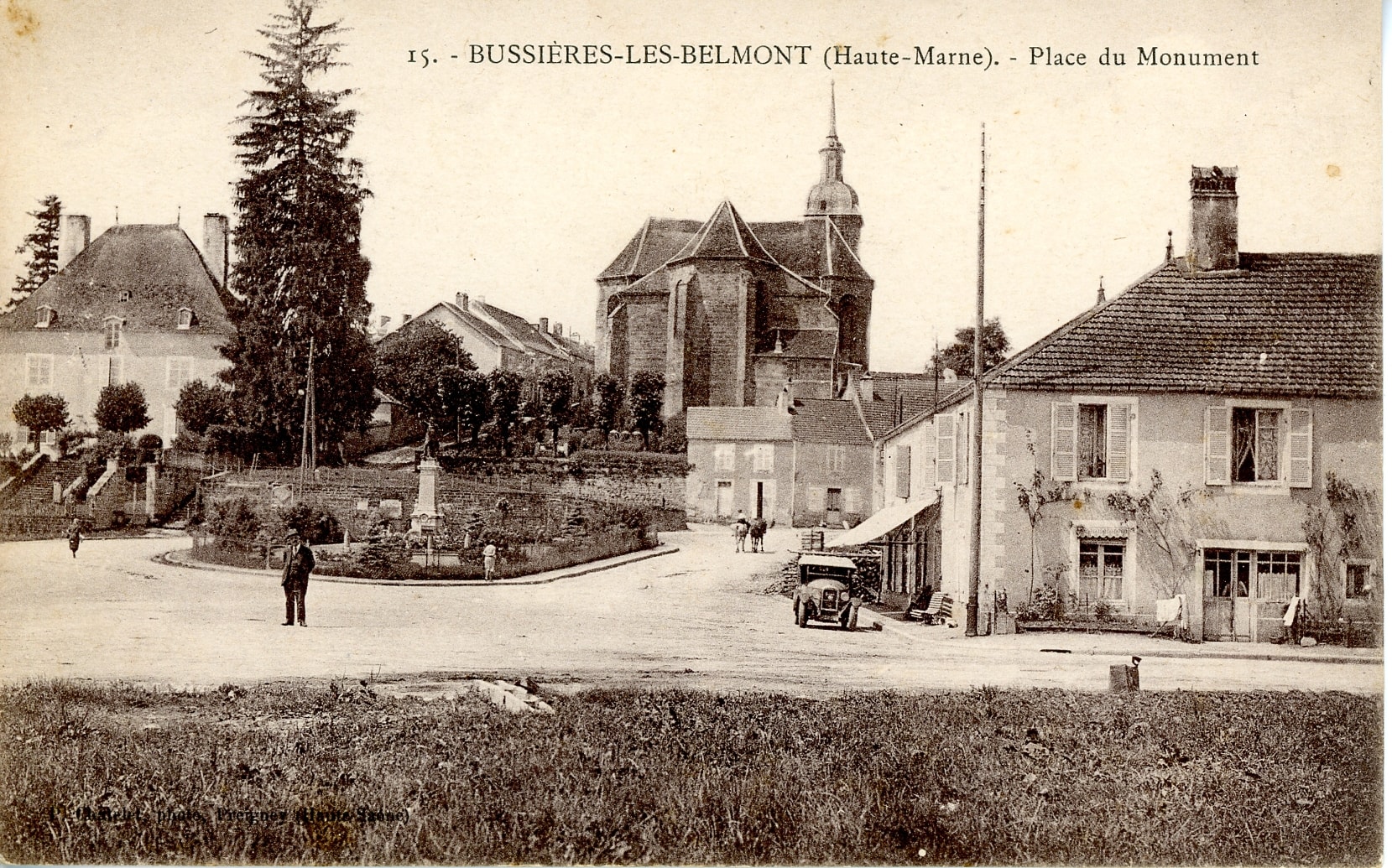 Le monument aux morts de la commune de Bussières-lès-Belmont (Haute-Marne), inauguré en novembre 1921. Carte postale. Vers 1922. Archives nationales, 700AP/13/292