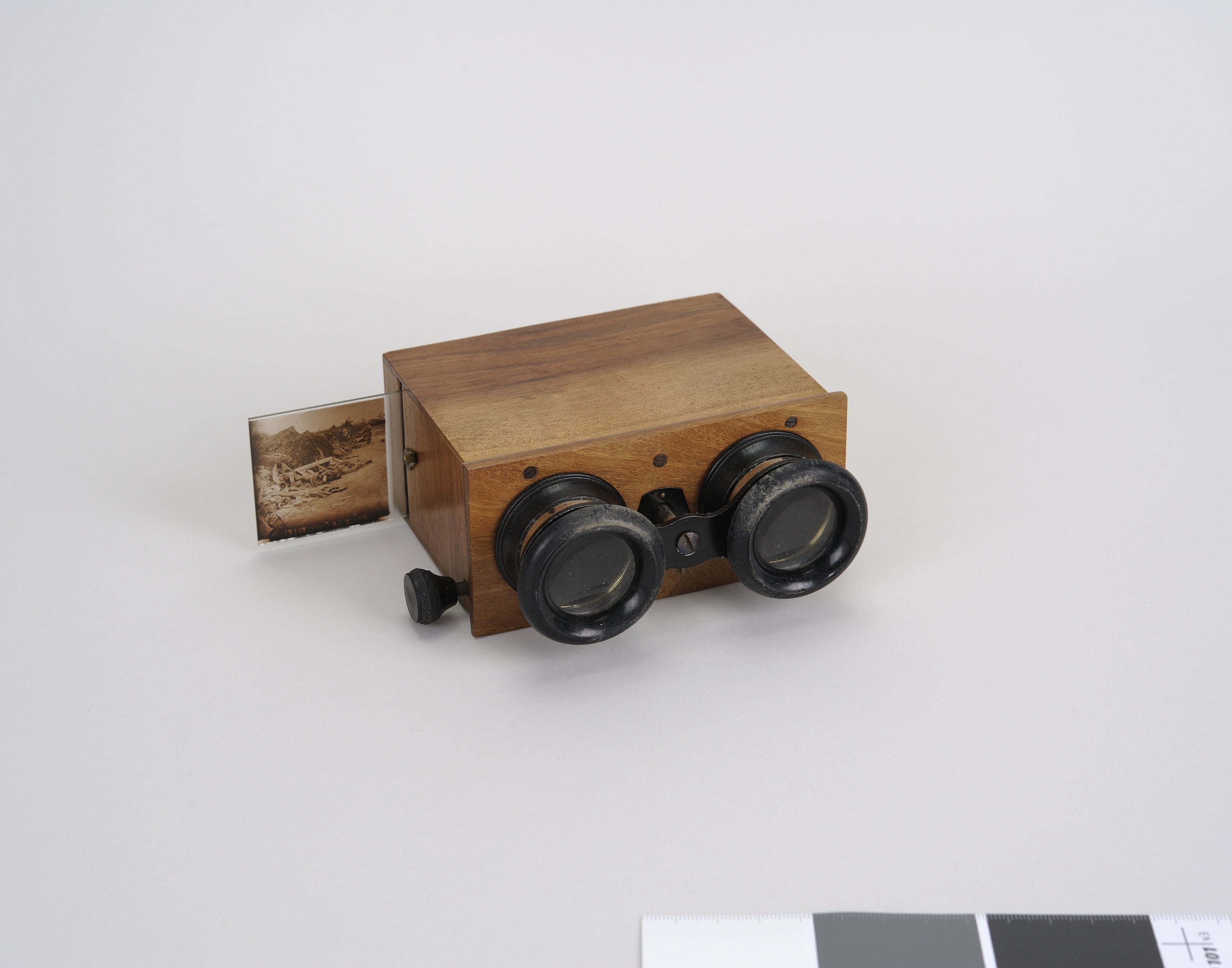 Appareil de visionnage pour plaques stéréoscopiques. Archives nationales, 700AP/18/PI_037