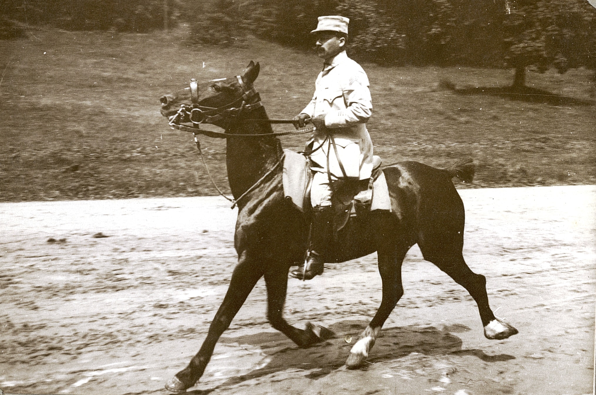 Officier à cheval. Album photographique du capitaine Joseph Patureau-Mirand, de Châteauroux (Indre). Sans date (1914-1918). Archives nationales, 700AP/5/PA_140