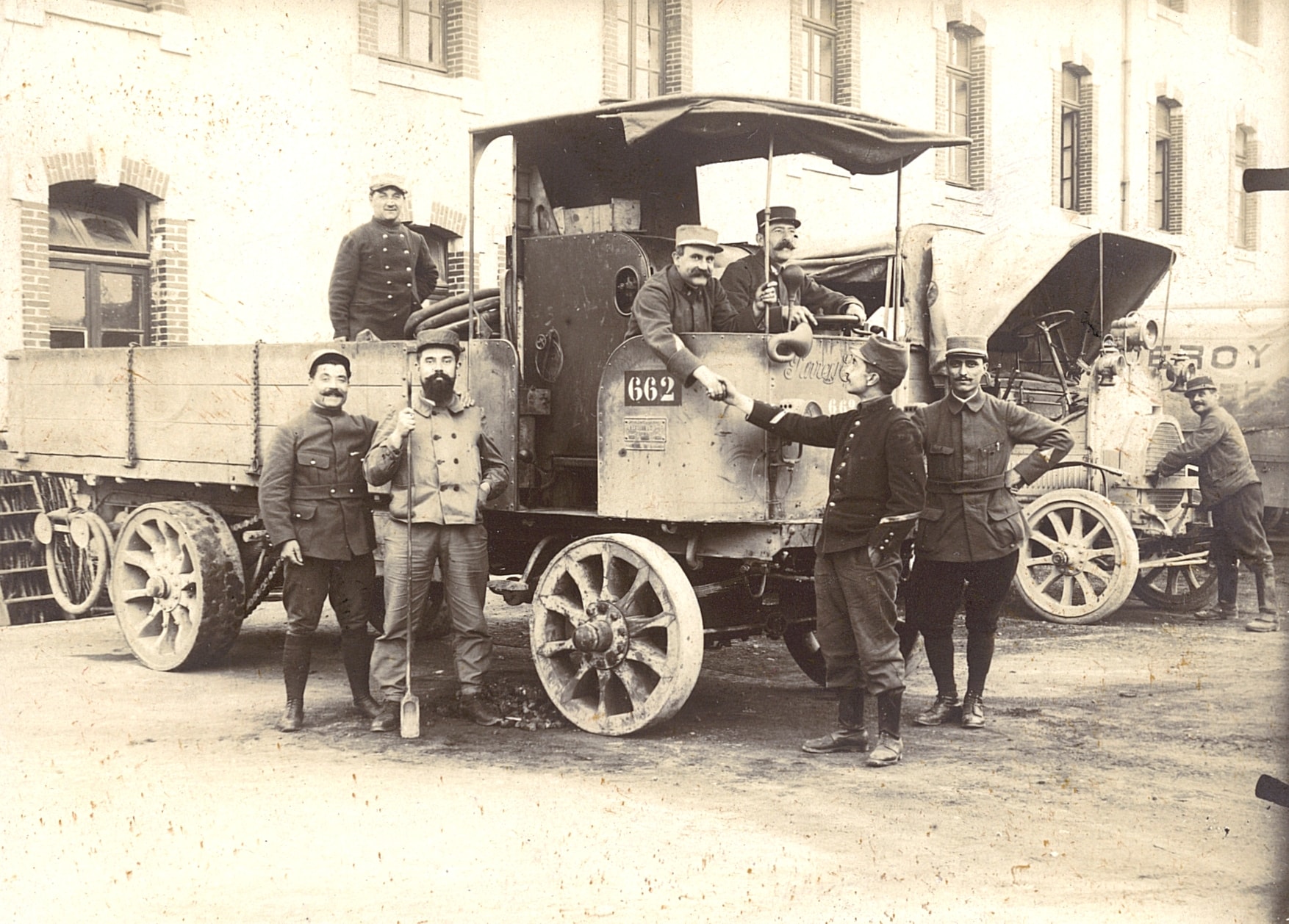 Transport par camions, à la gare de Vaucouleurs (Meuse), 12 septembre 1915. Photographie d’Achille Toquenne. Archives nationales, 700AP/13/PA_294