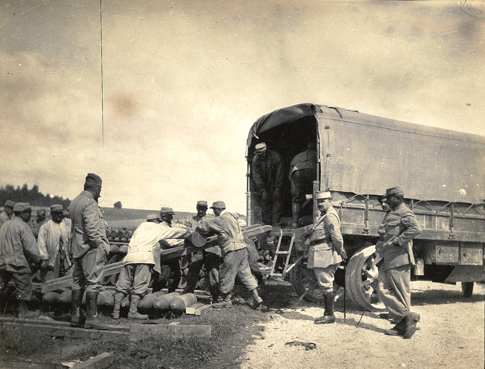 Chargement d’obus dans un camion à Rarécourt (Meuse). Photographie du sous-lieutenant Édouard René Péguy, Service automobile. Sans date. Archives nationales, 700AP/5/PA_126