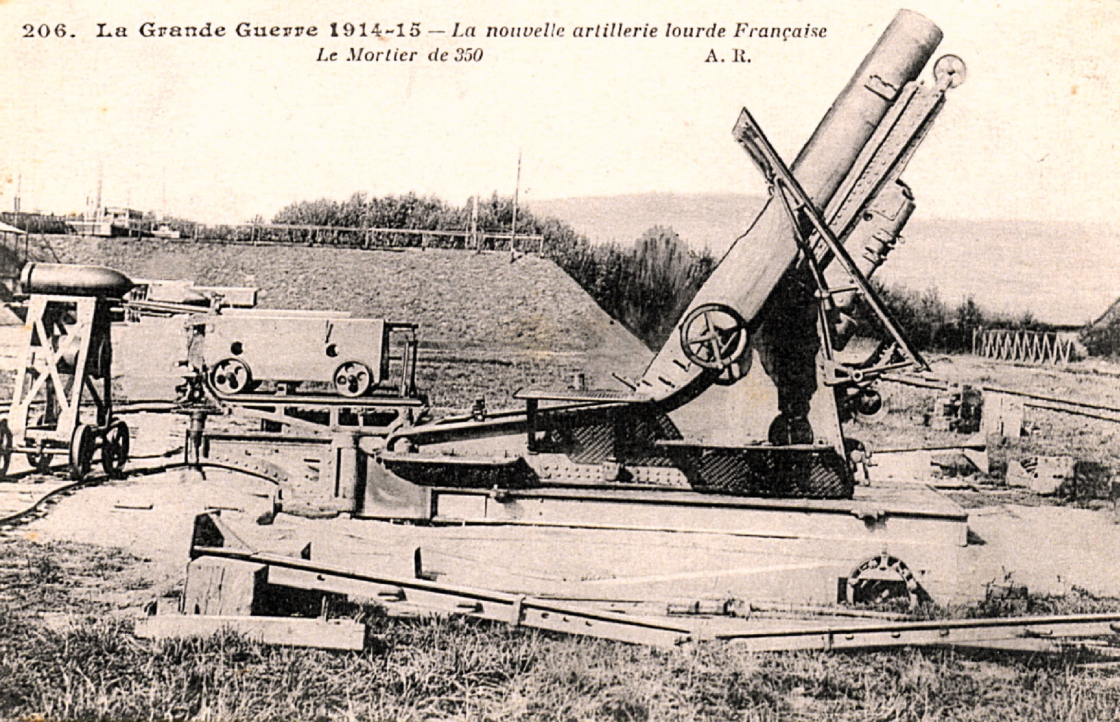 Mortier de 350 sur affût. Carte postale photographique envoyée par le capitaine de Béchillon, 47e RI. 16 janvier 1915. Archives nationales, 700AP/3/PA_071
