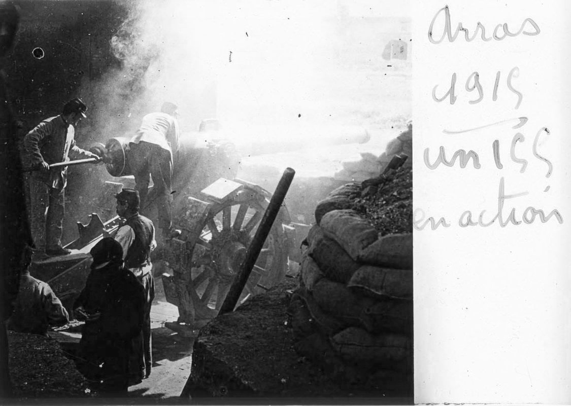 Canon de 155 en action à Arras (Pas-de-Calais). Collection de plaques de verre stéréoscopiques, sans nom. 1915. Archives nationales, 700AP/3/PA_068
