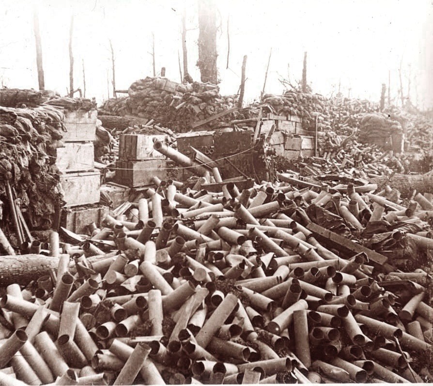 Amoncellement de douilles d’obus. Collection de plaques de verre stéréoscopiques de Maurice Brun, musicien au 89e RI. Sans date. Archives nationales, 700AP/13/PA_314/1