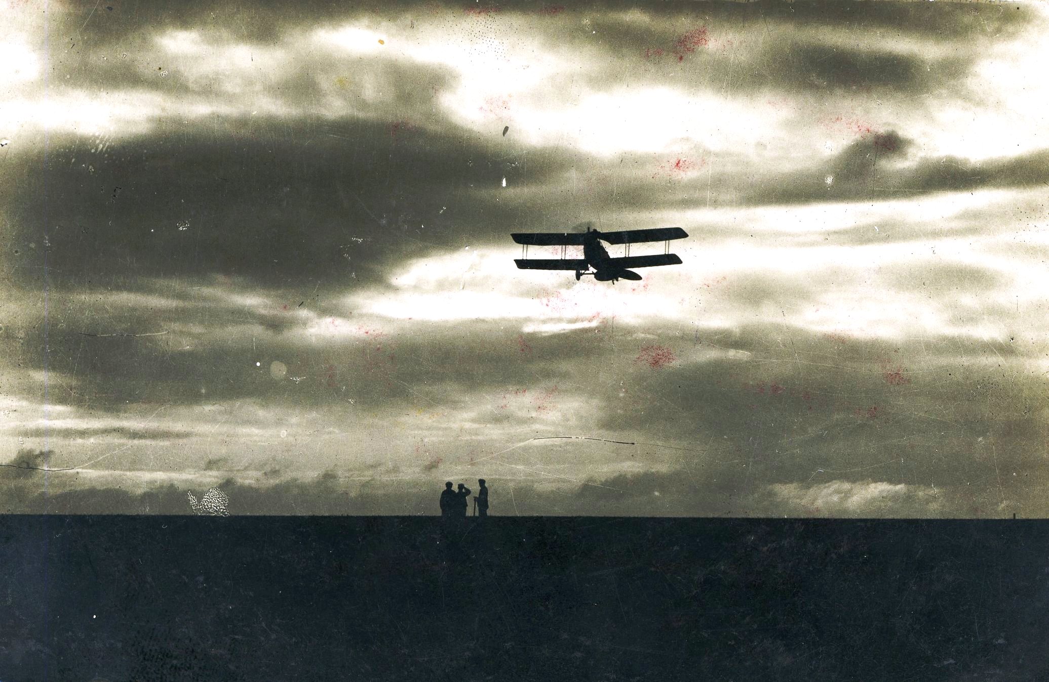 Avion en vol dans le ciel à Courtrai (Belgique). Photographie de Marcel Taillardat, 26e RI. Sans date. Archives nationales, 700AP/3/PA_081