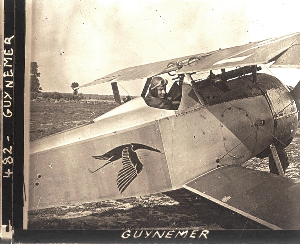 L’aviateur Guynemer dans son avion. Collection de plaques de verre de Maurice Brun, musicien au 89e RI. Sans date. Archives nationales, 700AP/13/PA_341/1