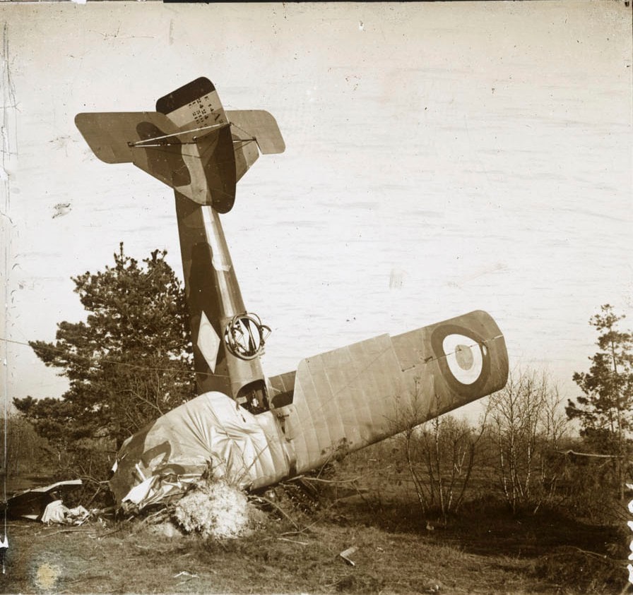Avion piqué verticalement dans le sol. Collection de plaques de verre de Maurice Brun, musicien au 89e RI. Sans date. Archives nationales, 700AP/13/PA_314/1
