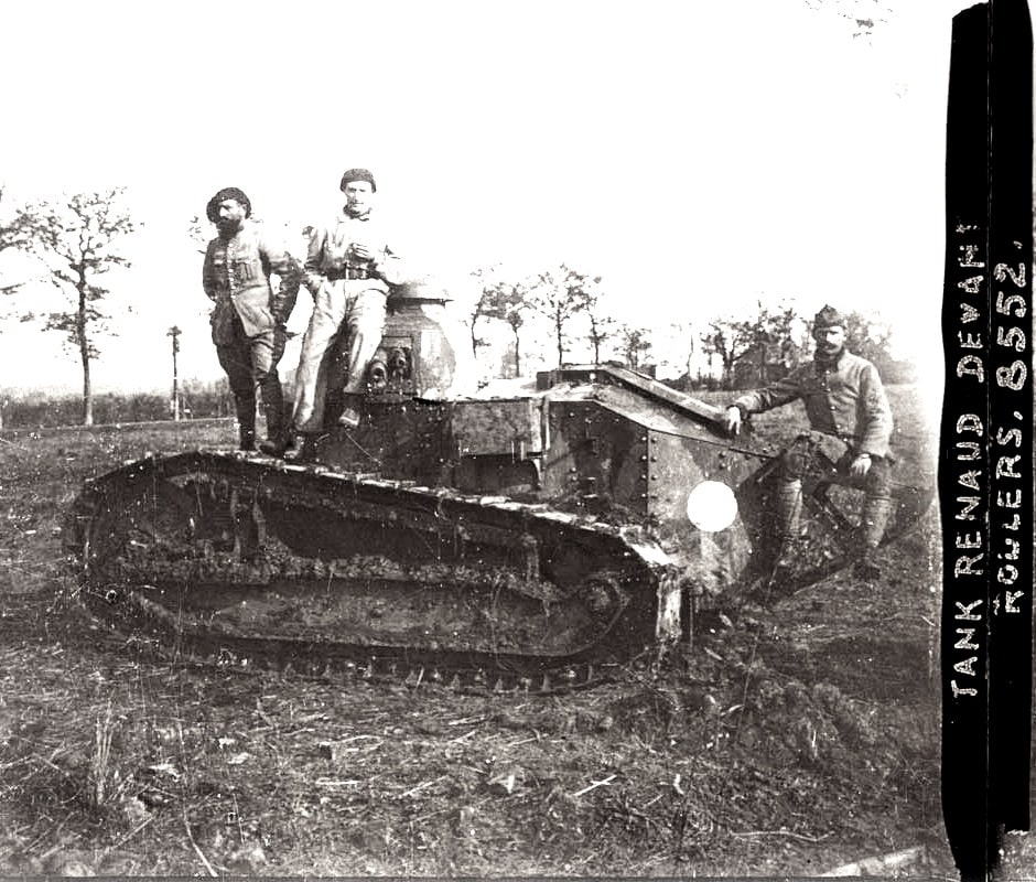 Deux soldats sur un tank Renault. Collection de plaques de verre stéréoscopiques de Maurice Brun, musicien au 89e RI. Sans date (vers 1917-1918). Archives nationales, 700AP/13/PA_341/1
