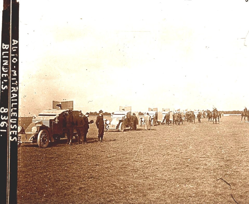 Automitrailleuses alignées. Collection de plaques de verre stéréoscopiques de Maurice Brun, musicien au 89e RI. Sans date. Archives nationales, 700AP/13/PA_341/1