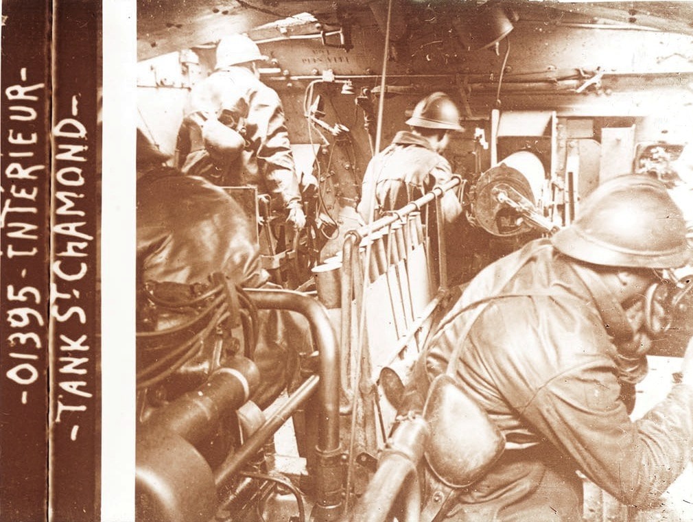 À l’intérieur d’un tank « Saint-Chamond ». Collection de plaques de verre stéréoscopiques, sans nom. Sans date. Archives nationales, 700AP/18/PI_037
