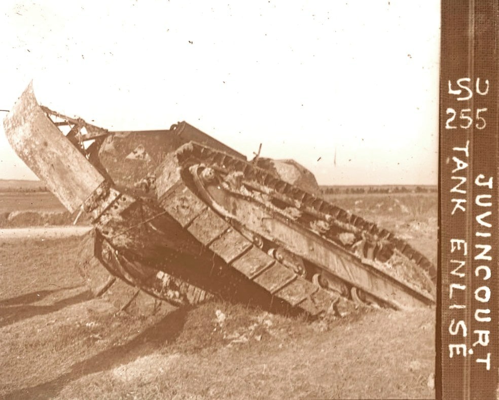 Tank enlisé à Juvancourt (Aube). Collection de plaques de verre stéréoscopiques de Maurice Brun, musicien au 89e RI. Sans date. Archives nationales, 700AP/13/PA_341/1