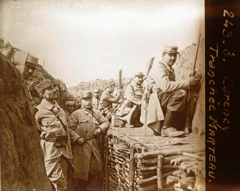Soldats faisant le guet dans la tranchée « Marteau » à Carency (Pas-de-Calais). Collection de plaques de verre stéréoscopiques, sans nom. Sans date. Archives nationales, 700AP/6/PA_154