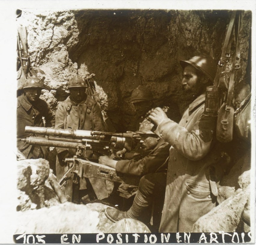 Artilleur en position en Artois (Pas-de-Calais). Collection de plaques de verre stéréoscopiques, sans nom. Sans date. Archives nationales, 700AP/5/PA_109