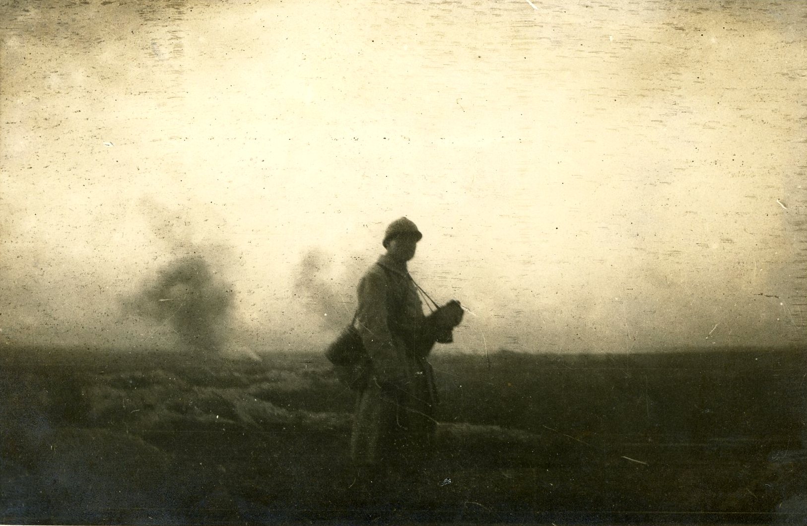 Silhouette de soldat sur le front. Photographie de Raymond Petraglio, 116e RI, de Nantes (Loire-Atlantique). Sans date. Archives nationales, 700AP/13/PA_327