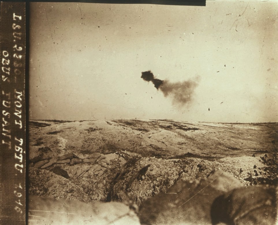 Obus fusant au Mont Têtu (Marne). Collection de plaques de verre stéréoscopiques de Maurice Brun, musicien au 89e RI. 1916. Archives nationales, 700AP/13/PA_341/1
