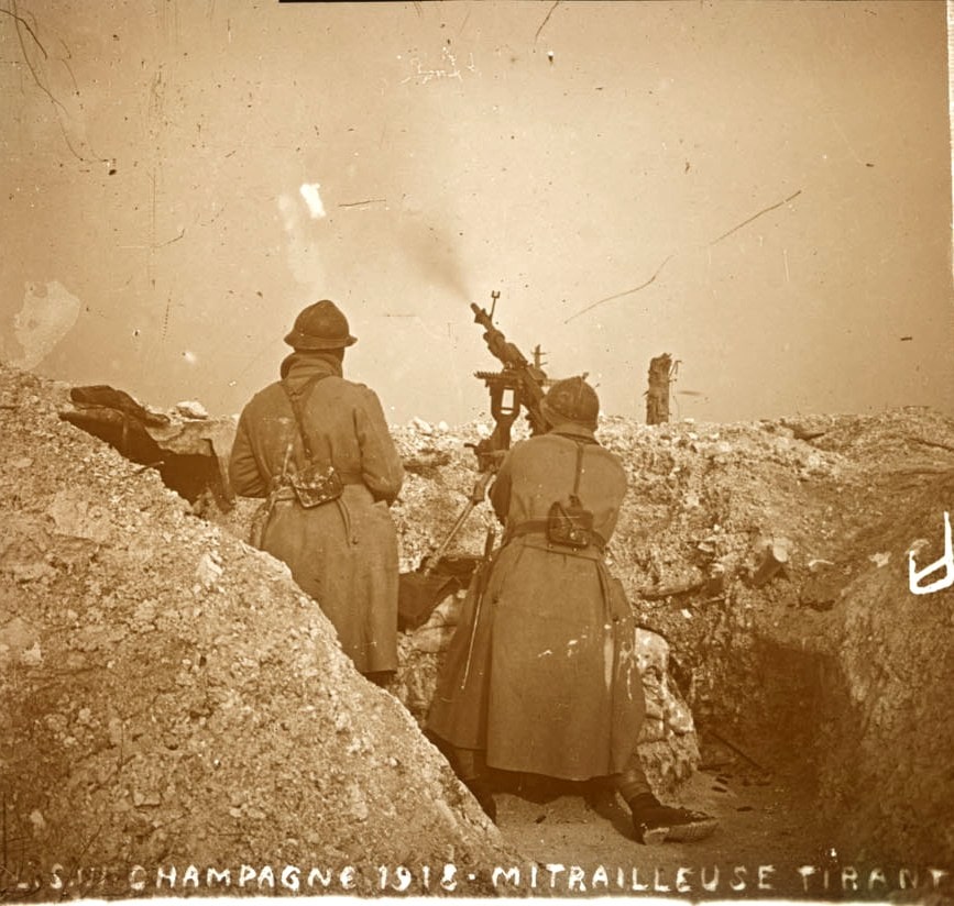 Mitrailleuse en action en Champagne. Collection de plaques de verre stéréoscopiques de Maurice Brun, musicien au 89e RI. 1918. Archives nationales, 700AP/13/PA_341/1