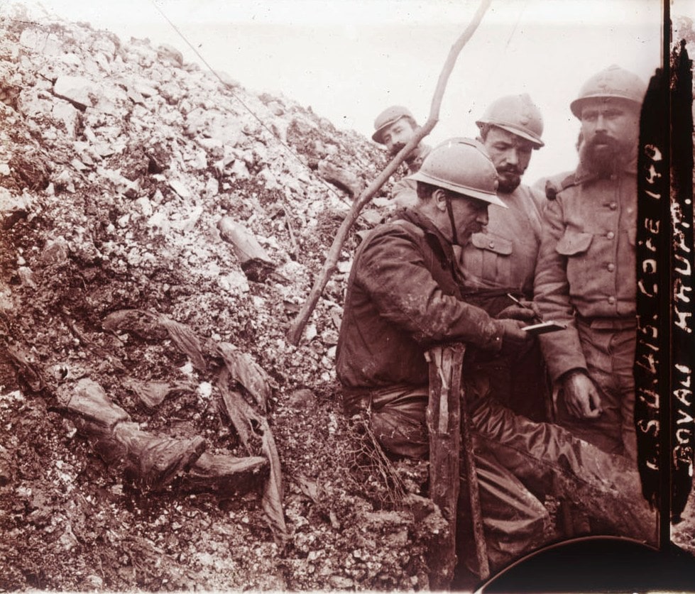 Officier faisant le compte des morts à la cote 140, près de Vimy (Pas-de-Calais). Collection de plaques de verre stéréoscopiques de Maurice Brun, musicien au 89e RI. Sans date. Archives nationales, 700AP/13/PA_341/1