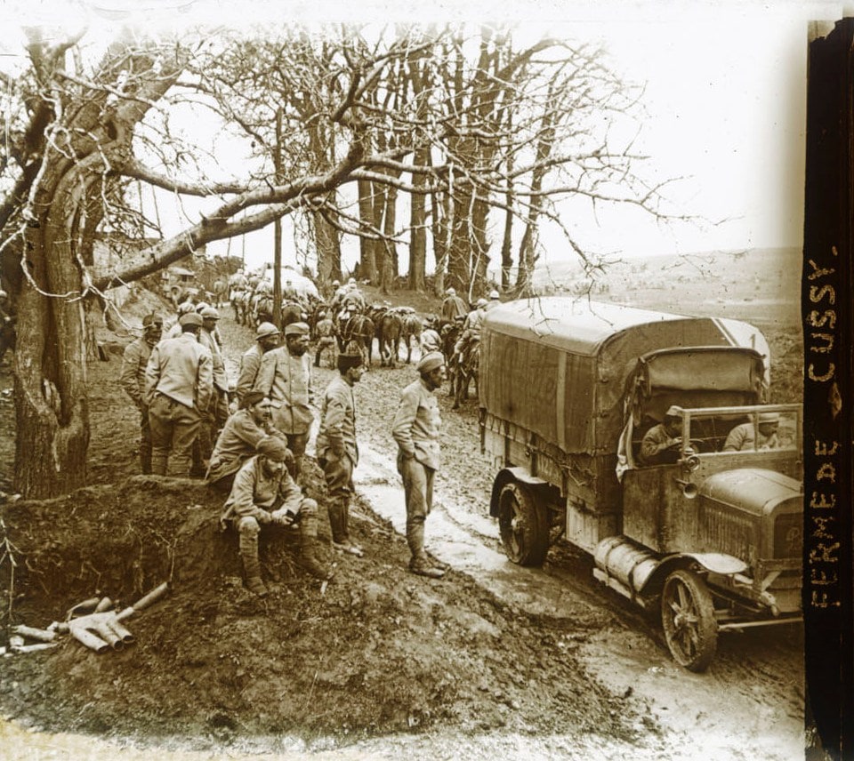 Troupes en déplacement dans le secteur de la ferme de Cussy (Craonne, Aisne). Collection de plaques de verre stéréoscopiques, sans nom. Sans date. Archives nationales, 700AP/6/PA_154