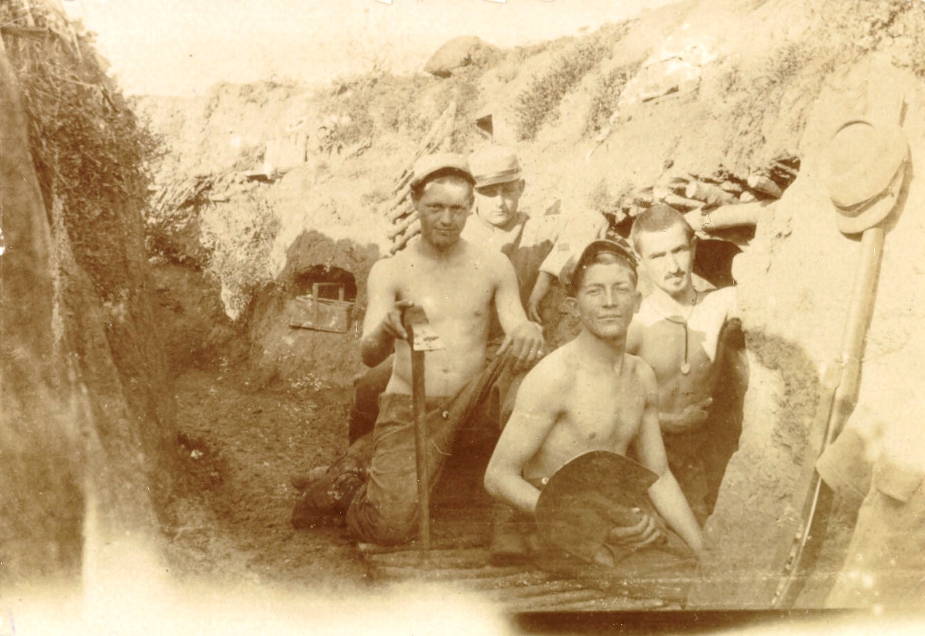 Sapeurs dans une tranchée. Photographie de Jules Jacquard, 404e RI. Sans date. Archives nationales, 700AP/5/PA_127